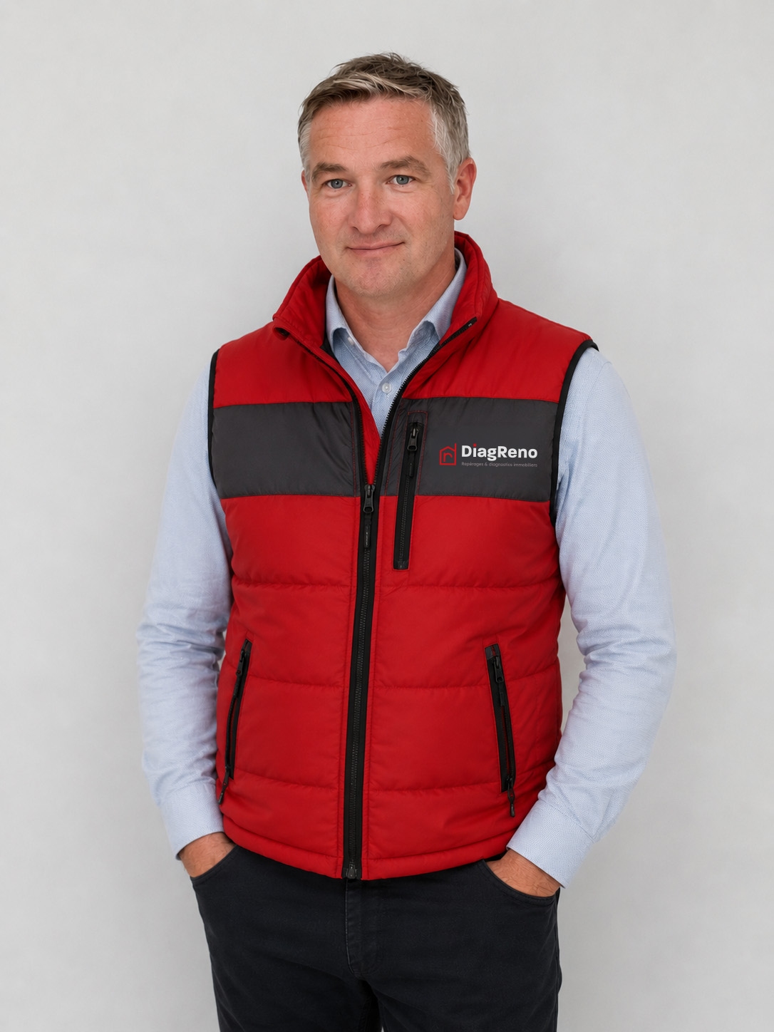 Portrait de l'expert DiagReno en gilet rouge, spécialiste en diagnostics immobiliers.