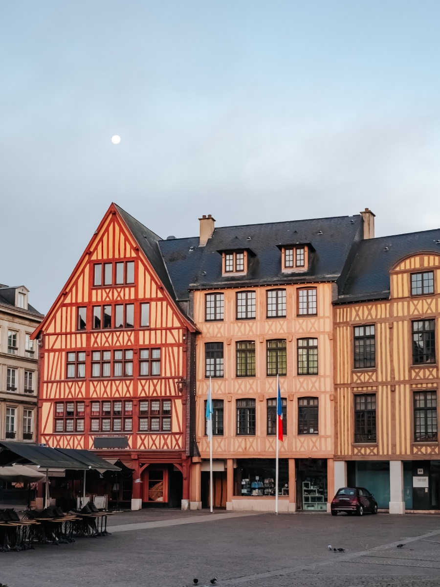 Maisons à colombages colorées sur une place pavée à Rouen, contexte mesure loi Carrez.